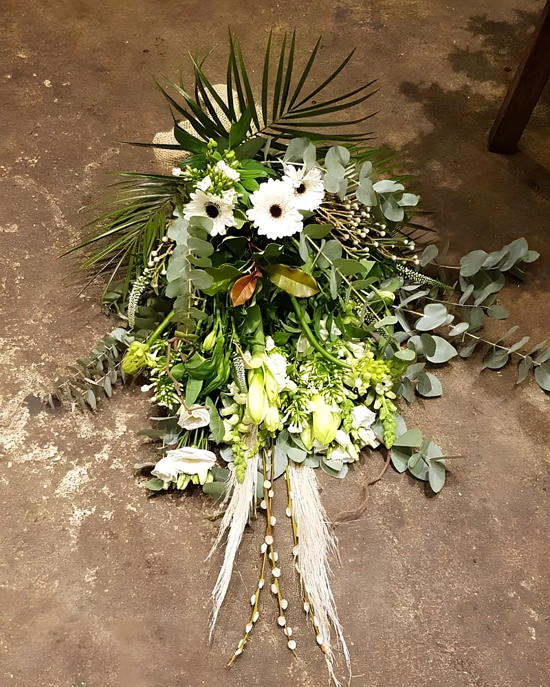 Witte tinten rouwboeket