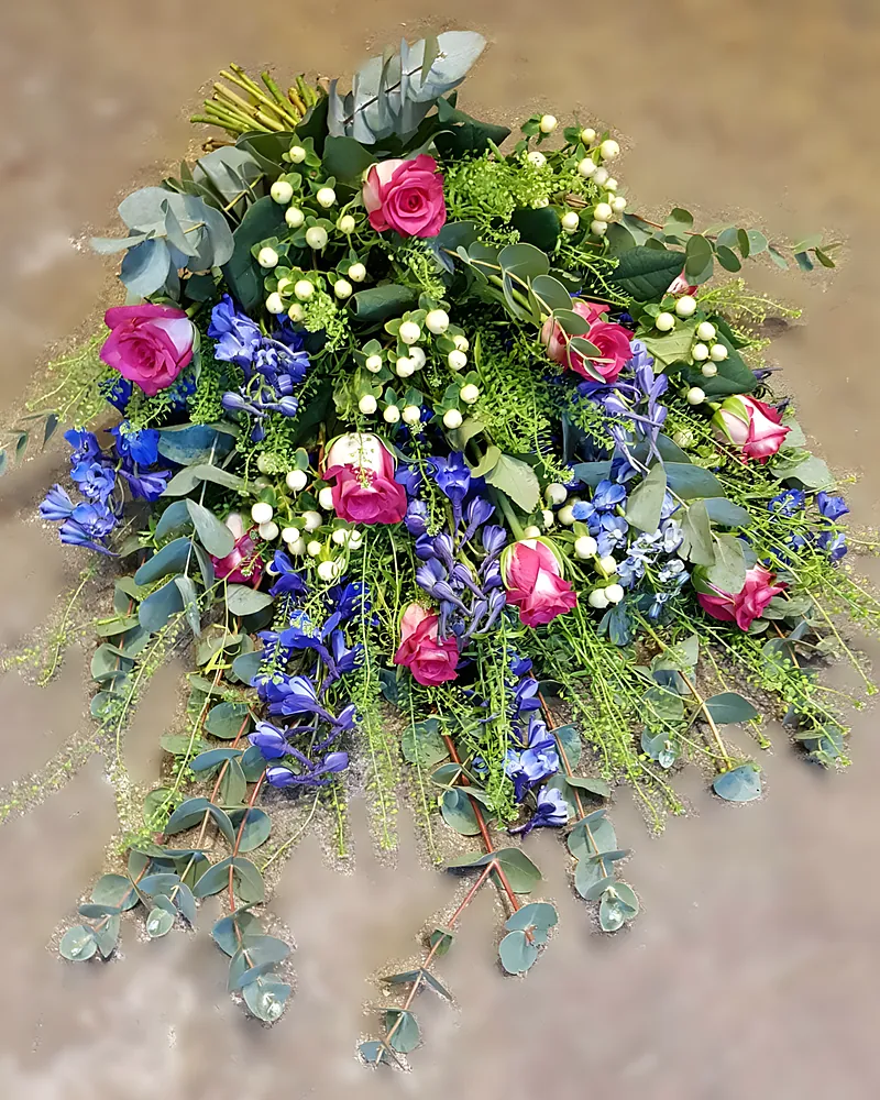 Roze en blauwe tinten rouwboeket