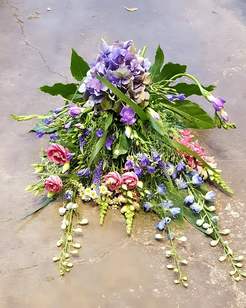 Blauw en roze afscheidsboeket