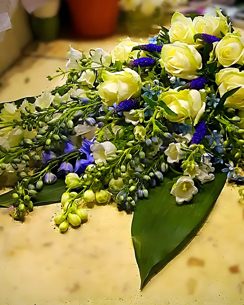 Rouwboeket met witte en blauwe tinten
