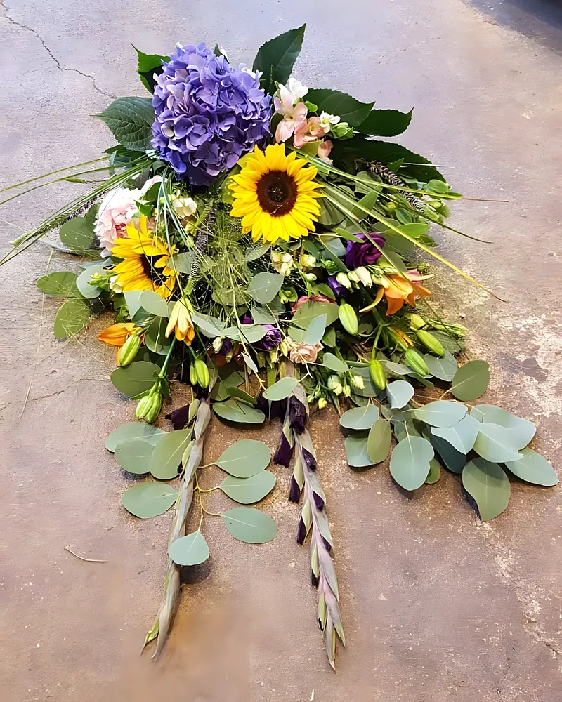 Zomers rouwboeket met zonnebloemen
