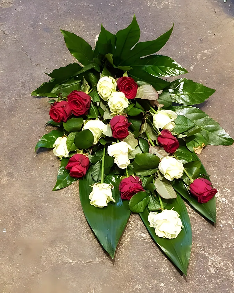 Rode en witte rozen rouwboeket