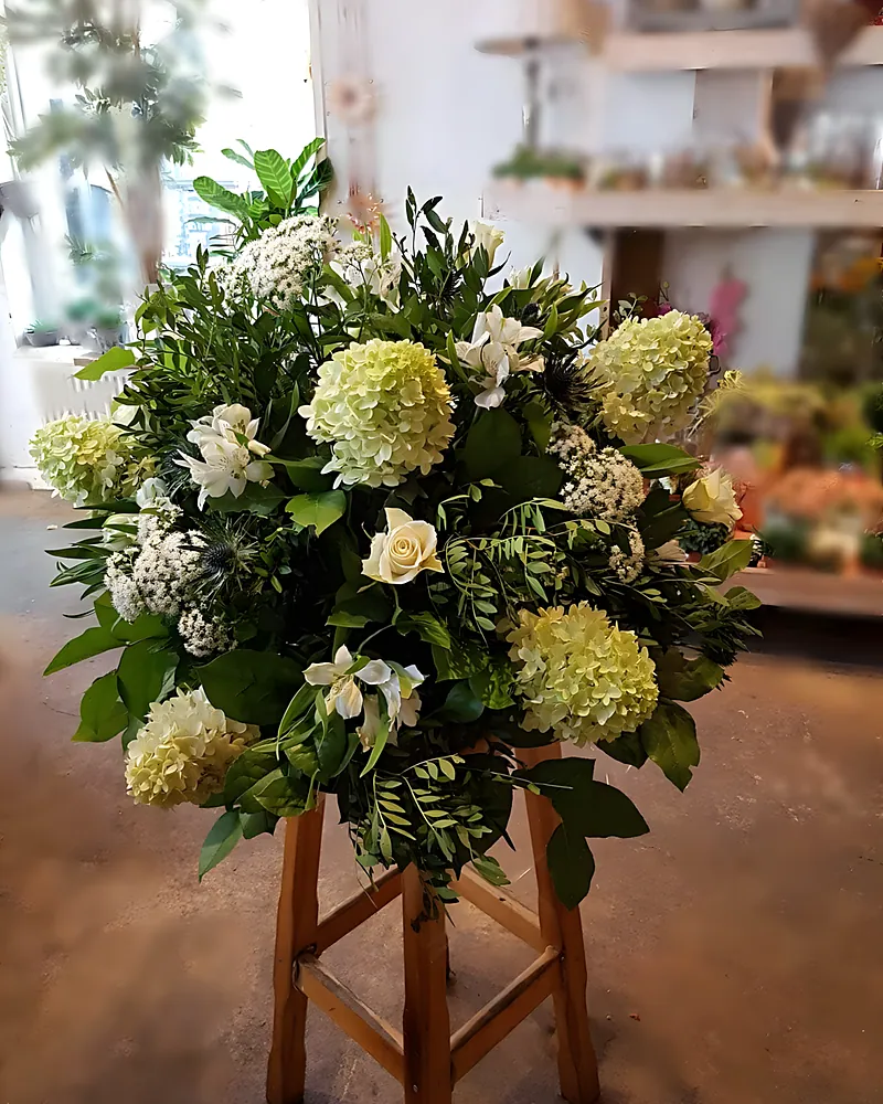Rouwstuk met witte rozen