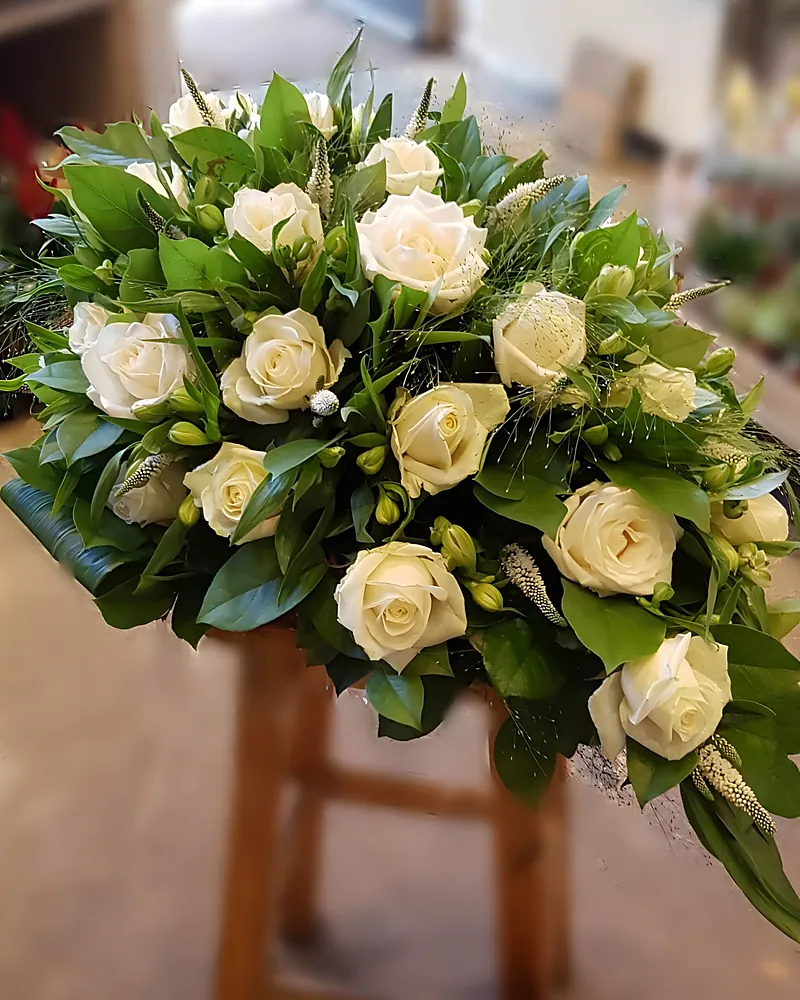Rouwstuk witte rozen